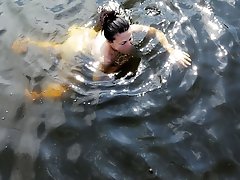 Topless mature momma is giving him what he wants