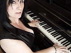 Sexiest whore with perfect knocker