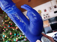 Solo performance of an older woman.